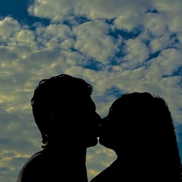 Foto do casal sorrindo