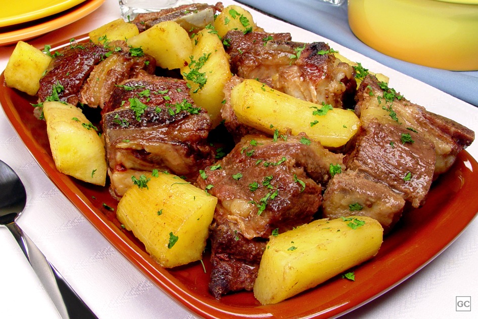 Costelinha com mandioca
